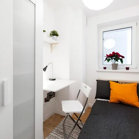 Room, Kochanowskiego 32 * Varsovia