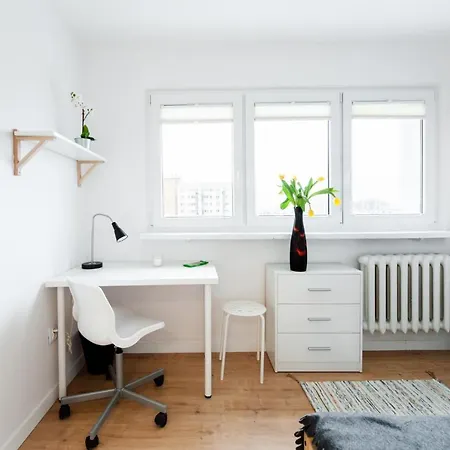 Room, Kochanowskiego 32 *