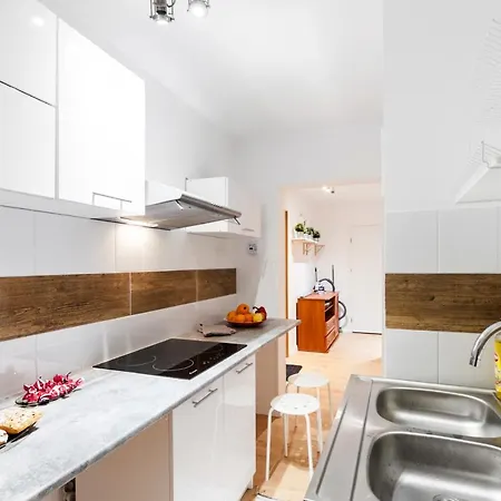 Room, Kochanowskiego 32 ゲストハウス *