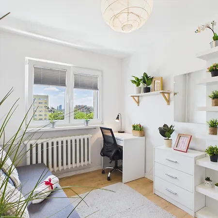Room, Kochanowskiego 32 * وارسو