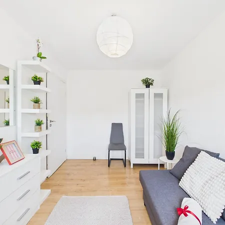 Room, Kochanowskiego 32 بيت ضيافة *