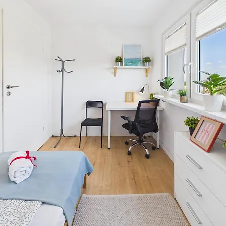 Room, Kochanowskiego 32 *