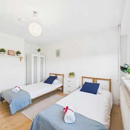 Room, Kochanowskiego 32 بيت ضيافة